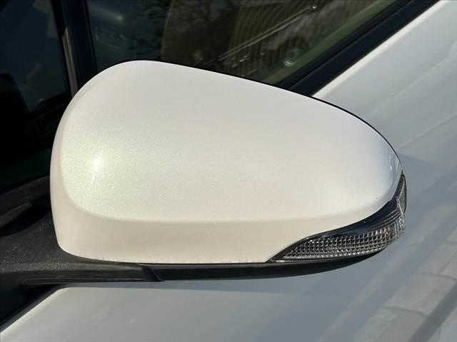 アクア G 禁煙車 車検整備付 スマートキー 純正SDナビ 地デジ BT ETC オートライト 電格ミラーウインカー 革巻きステア チルトステア シートリフター Pガラス アームレスト オートコーナーポール(28枚目)