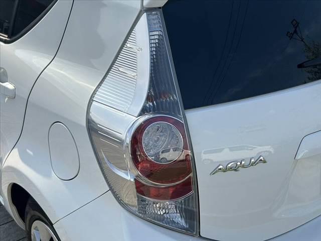 アクア G 禁煙車 車検整備付 スマートキー 純正SDナビ 地デジ BT ETC オートライト 電格ミラーウインカー 革巻きステア チルトステア シートリフター Pガラス アームレスト オートコーナーポール(31枚目)