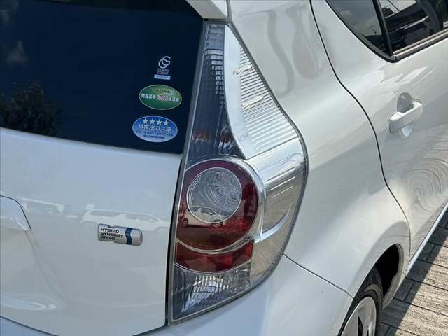 アクア G 禁煙車 車検整備付 スマートキー 純正SDナビ 地デジ BT ETC オートライト 電格ミラーウインカー 革巻きステア チルトステア シートリフター Pガラス アームレスト オートコーナーポール(33枚目)