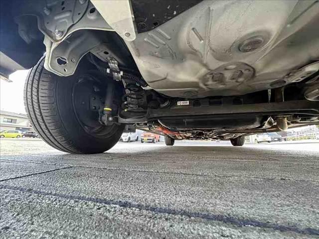 アクア G 禁煙車 車検整備付 スマートキー 純正SDナビ 地デジ BT ETC オートライト 電格ミラーウインカー 革巻きステア チルトステア シートリフター Pガラス アームレスト オートコーナーポール(41枚目)