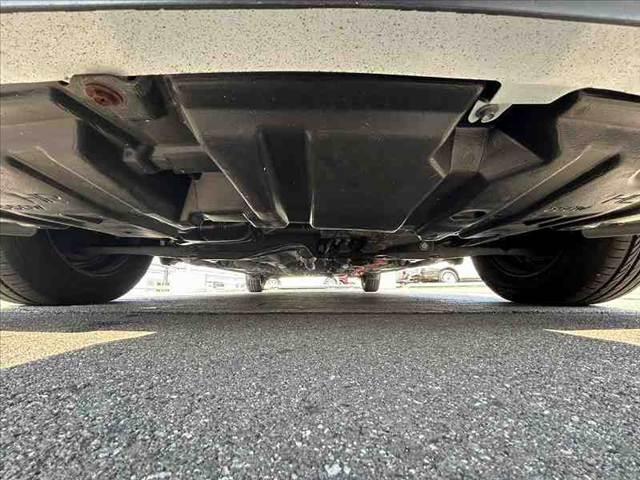 アクア G 禁煙車 車検整備付 スマートキー 純正SDナビ 地デジ BT ETC オートライト 電格ミラーウインカー 革巻きステア チルトステア シートリフター Pガラス アームレスト オートコーナーポール(42枚目)