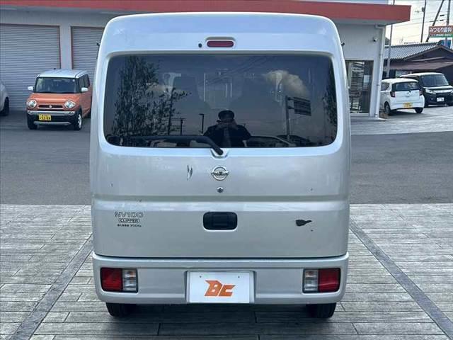 NV100クリッパーバン DX GLパッケージ 中期 車検整備付 4AT パワステ パワーウィンドウ エアコン ハイルーフ キーレス スペアキー ETC プライバシーガラス オーバーヘッドシェルフ ヘッドライトレベライザー マットバイザー(13枚目)