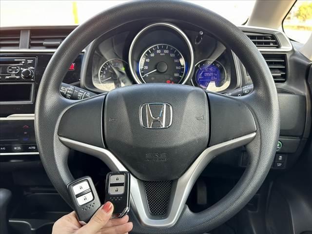 フィット 禁煙車 シティブレーキアクティブ プッシュスタート スマートキー2ケ LEDオートライト プライバシーガラス リアワイパー マットバイザー アームレスト リアヒーターダクト シートリフター(3枚目)