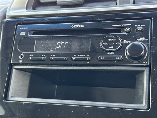 フィット 禁煙車 シティブレーキアクティブ プッシュスタート スマートキー2ケ LEDオートライト プライバシーガラス リアワイパー マットバイザー アームレスト リアヒーターダクト シートリフター(5枚目)