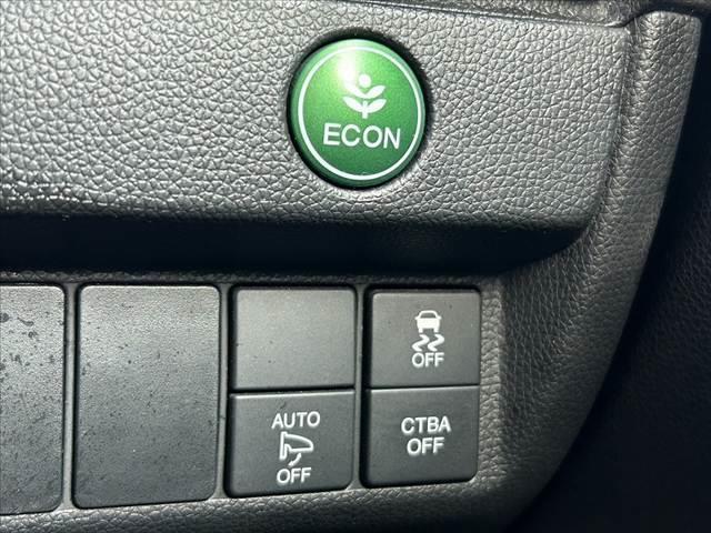 フィット 禁煙車 シティブレーキアクティブ プッシュスタート スマートキー2ケ LEDオートライト プライバシーガラス リアワイパー マットバイザー アームレスト リアヒーターダクト シートリフター(7枚目)