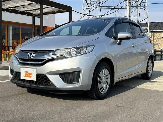 フィット 禁煙車 シティブレーキアクティブ プッシュスタート スマートキー2ケ LEDオートライト プライバシーガラス リアワイパー マットバイザー アームレスト リアヒーターダクト シートリフター(10枚目)