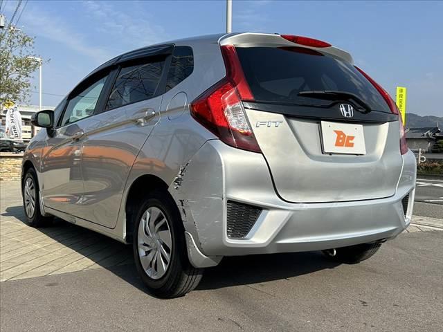 フィット 禁煙車 シティブレーキアクティブ プッシュスタート スマートキー2ケ LEDオートライト プライバシーガラス リアワイパー マットバイザー アームレスト リアヒーターダクト シートリフター(13枚目)