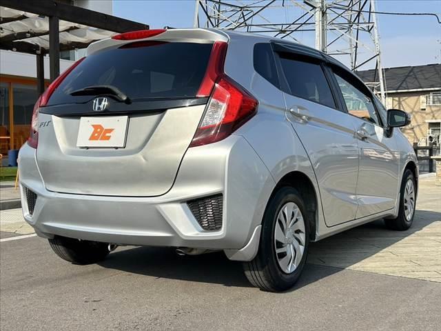 フィット 禁煙車 シティブレーキアクティブ プッシュスタート スマートキー2ケ LEDオートライト プライバシーガラス リアワイパー マットバイザー アームレスト リアヒーターダクト シートリフター(15枚目)