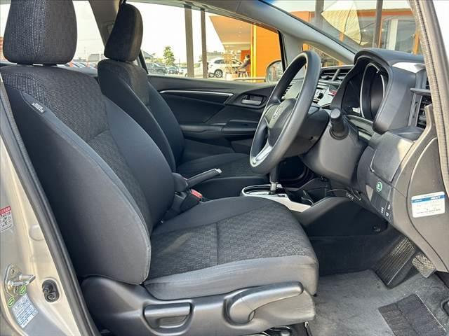 フィット 禁煙車 シティブレーキアクティブ プッシュスタート スマートキー2ケ LEDオートライト プライバシーガラス リアワイパー マットバイザー アームレスト リアヒーターダクト シートリフター(16枚目)