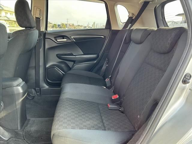 フィット 禁煙車 シティブレーキアクティブ プッシュスタート スマートキー2ケ LEDオートライト プライバシーガラス リアワイパー マットバイザー アームレスト リアヒーターダクト シートリフター(18枚目)