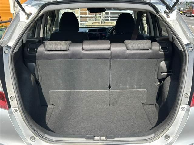 フィット 禁煙車 シティブレーキアクティブ プッシュスタート スマートキー2ケ LEDオートライト プライバシーガラス リアワイパー マットバイザー アームレスト リアヒーターダクト シートリフター(20枚目)