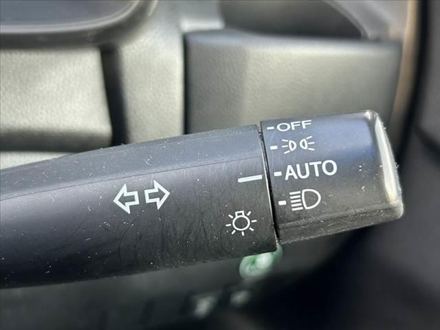 フィット 禁煙車 シティブレーキアクティブ プッシュスタート スマートキー2ケ LEDオートライト プライバシーガラス リアワイパー マットバイザー アームレスト リアヒーターダクト シートリフター(21枚目)