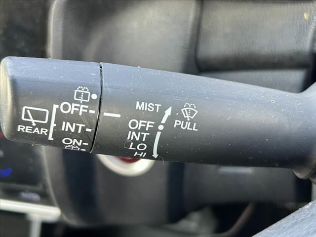 フィット 禁煙車 シティブレーキアクティブ プッシュスタート スマートキー2ケ LEDオートライト プライバシーガラス リアワイパー マットバイザー アームレスト リアヒーターダクト シートリフター(22枚目)