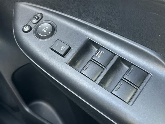 フィット 禁煙車 シティブレーキアクティブ プッシュスタート スマートキー2ケ LEDオートライト プライバシーガラス リアワイパー マットバイザー アームレスト リアヒーターダクト シートリフター(24枚目)