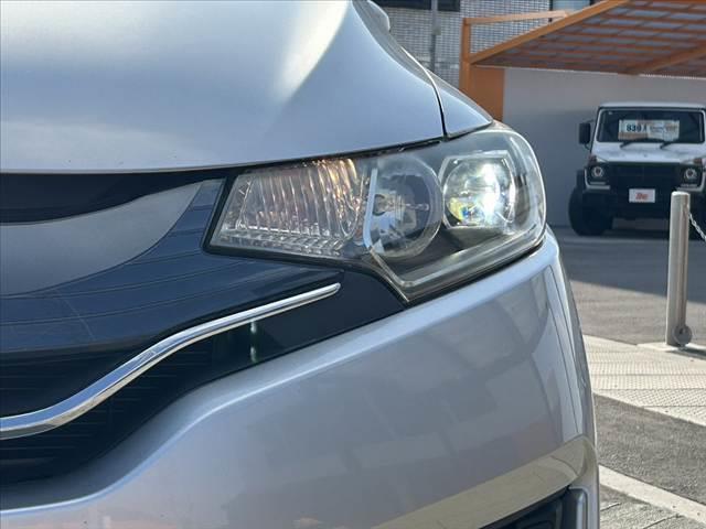 フィット 禁煙車 シティブレーキアクティブ プッシュスタート スマートキー2ケ LEDオートライト プライバシーガラス リアワイパー マットバイザー アームレスト リアヒーターダクト シートリフター(31枚目)