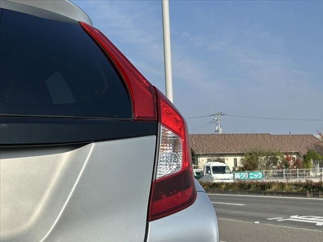 フィット 禁煙車 シティブレーキアクティブ プッシュスタート スマートキー2ケ LEDオートライト プライバシーガラス リアワイパー マットバイザー アームレスト リアヒーターダクト シートリフター(33枚目)