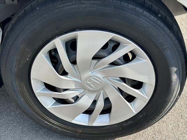 フィット 禁煙車 シティブレーキアクティブ プッシュスタート スマートキー2ケ LEDオートライト プライバシーガラス リアワイパー マットバイザー アームレスト リアヒーターダクト シートリフター(35枚目)