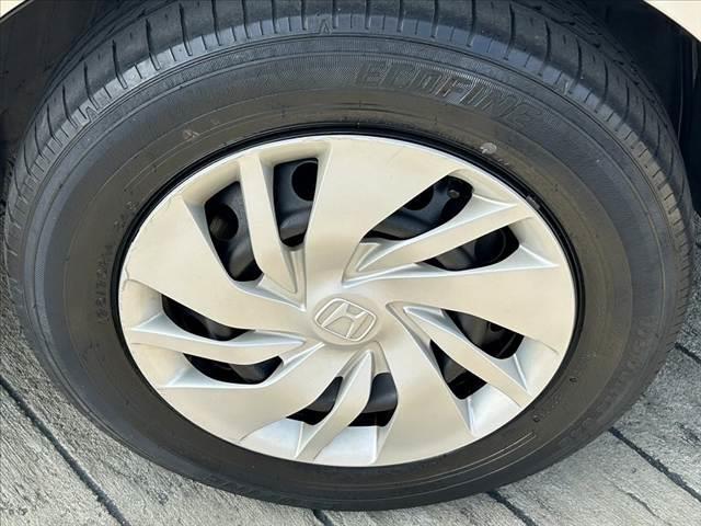 フィット 禁煙車 シティブレーキアクティブ プッシュスタート スマートキー2ケ LEDオートライト プライバシーガラス リアワイパー マットバイザー アームレスト リアヒーターダクト シートリフター(37枚目)