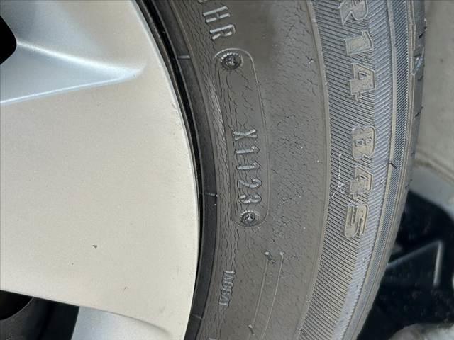 フィット 禁煙車 シティブレーキアクティブ プッシュスタート スマートキー2ケ LEDオートライト プライバシーガラス リアワイパー マットバイザー アームレスト リアヒーターダクト シートリフター(39枚目)