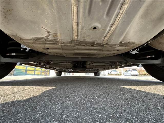 フィット 禁煙車 シティブレーキアクティブ プッシュスタート スマートキー2ケ LEDオートライト プライバシーガラス リアワイパー マットバイザー アームレスト リアヒーターダクト シートリフター(40枚目)