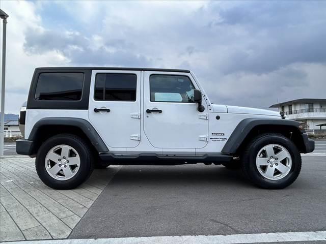 ジープ・ラングラーアンリミテッド スポーツ 後期 禁煙車 9インチナビ フルセグ バックカメラ BT キーレス2ケ クルコン 革巻きステア 合皮シートカバー ブラックハードトップ 純正18インチAW ヒーテッドドアミラー 横滑り防止(12枚目)