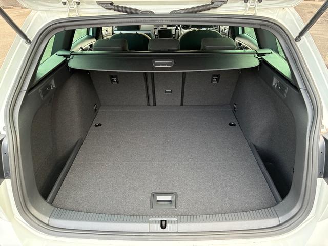 ゴルフヴァリアント Rラインブルーモーションテクノロジー 禁煙車 1.4L直列4気筒DOHC IC付ターボ搭載 Rライン専用パーツ フロントリヤRライン専用バンパー 専用スポーツシート HIDヘッドランプ Aホールド ナビ ETC TV BT DVD CD(36枚目)