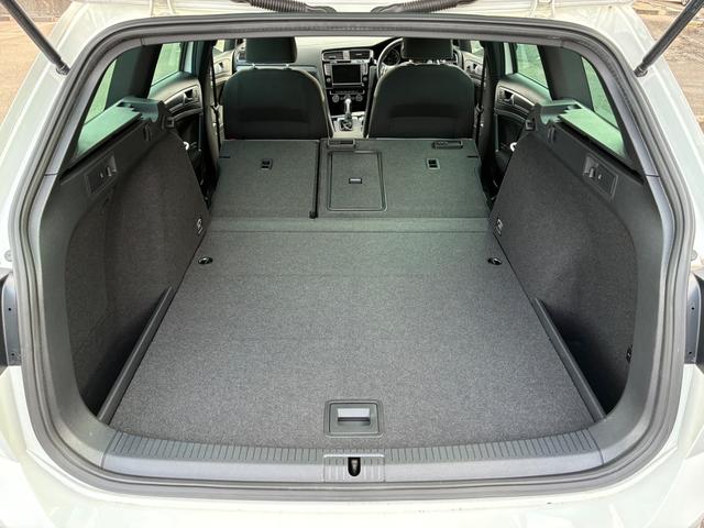 ゴルフヴァリアント Rラインブルーモーションテクノロジー 禁煙車 1.4L直列4気筒DOHC IC付ターボ搭載 Rライン専用パーツ フロントリヤRライン専用バンパー 専用スポーツシート HIDヘッドランプ Aホールド ナビ ETC TV BT DVD CD(37枚目)