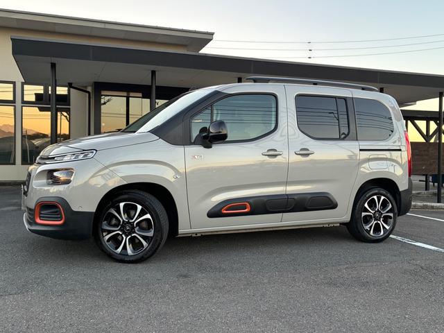 ベルランゴ シャイン　ブルーＨＤｉ　ＸＴＲ　パック　禁煙車　ワンオーナー　ドラレコ前後２カメラ　ＥＴＣ　衝突軽減ブレーキ　ＥＴ　パノラミックガラスルーフ　全車速ＡＣＣ　リヤサンシェード　ブラインドスポットモニター　サイドカメラ　左右独立式エアコン（10枚目）