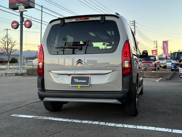 ベルランゴ シャイン　ブルーＨＤｉ　ＸＴＲ　パック　禁煙車　ワンオーナー　ドラレコ前後２カメラ　ＥＴＣ　衝突軽減ブレーキ　ＥＴ　パノラミックガラスルーフ　全車速ＡＣＣ　リヤサンシェード　ブラインドスポットモニター　サイドカメラ　左右独立式エアコン（14枚目）