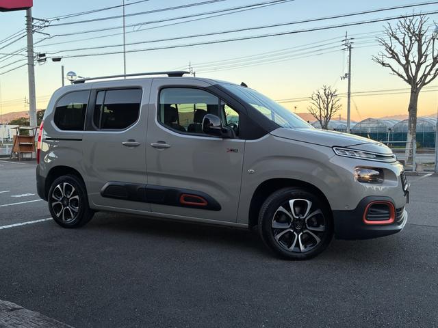 ベルランゴ シャイン　ブルーＨＤｉ　ＸＴＲ　パック　禁煙車　ワンオーナー　ドラレコ前後２カメラ　ＥＴＣ　衝突軽減ブレーキ　ＥＴ　パノラミックガラスルーフ　全車速ＡＣＣ　リヤサンシェード　ブラインドスポットモニター　サイドカメラ　左右独立式エアコン（17枚目）