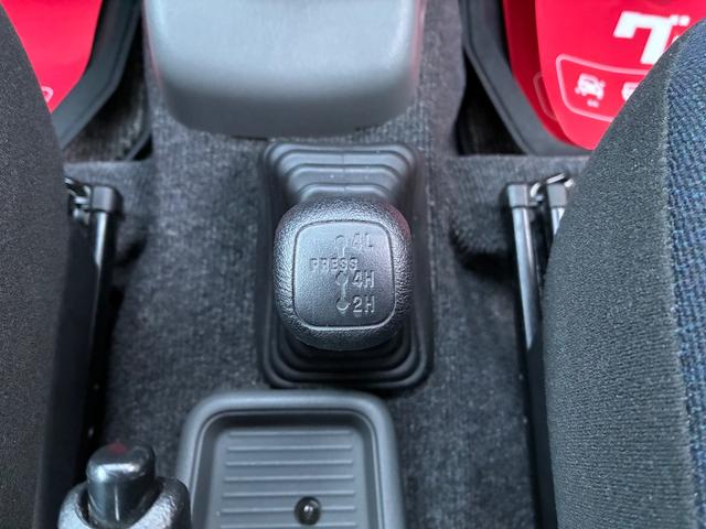 パジェロミニ Ｘ　５ＭＴ　４ＷＤ　禁煙車　ワンオーナー　純正オーディオ　純正アルミホイール　ＥＴＣ　電動格納式ドアミラー　キーレス　衝突安全ボディ　運転席助手席エアバック　エアコン　パワステ　ドアバイザー　フロアマット（4枚目）