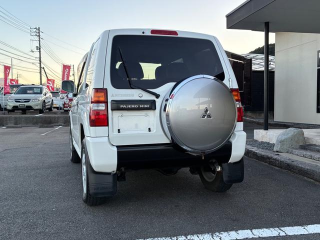 パジェロミニ Ｘ　５ＭＴ　４ＷＤ　禁煙車　ワンオーナー　純正オーディオ　純正アルミホイール　ＥＴＣ　電動格納式ドアミラー　キーレス　衝突安全ボディ　運転席助手席エアバック　エアコン　パワステ　ドアバイザー　フロアマット（13枚目）