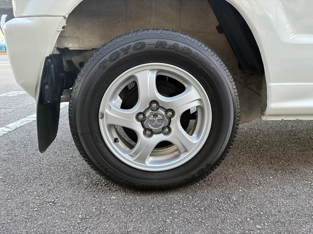 パジェロミニ Ｘ　５ＭＴ　４ＷＤ　禁煙車　ワンオーナー　純正オーディオ　純正アルミホイール　ＥＴＣ　電動格納式ドアミラー　キーレス　衝突安全ボディ　運転席助手席エアバック　エアコン　パワステ　ドアバイザー　フロアマット（21枚目）