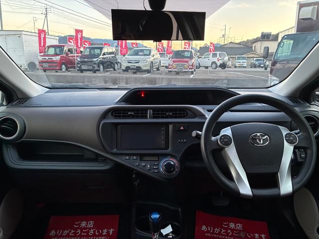 アクア Ｇ　禁煙車　ワンオーナー　全国保証１２ヶ月走行無制限保証付き　純正ＳＤナビ　純正アルミホイール　オートＬＥＤライト　シートヒーター　バックカメラ　ＥＴＣ　Ｂｌｕｅｔｏｏｔｈ　ＴＶ　ＤＶＤ　Ｐスタート（2枚目）