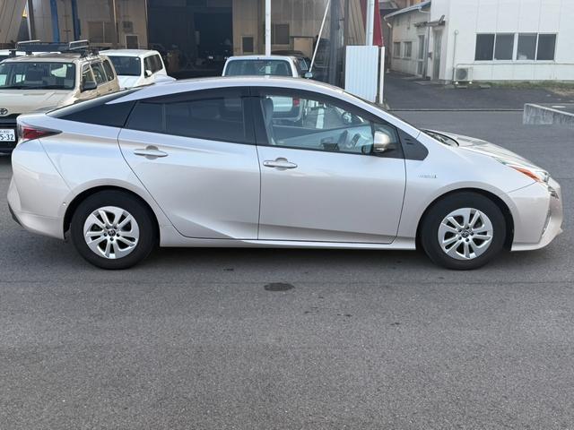 プリウス Ａ　純正ナビ　バックカメラ　ＬＥＤヘッドライト　フォグランプ　クルーズコントロール　パーキングアシスト　レーンキープアシスト　衝突軽減ブレーキステアリングスイッチ（13枚目）