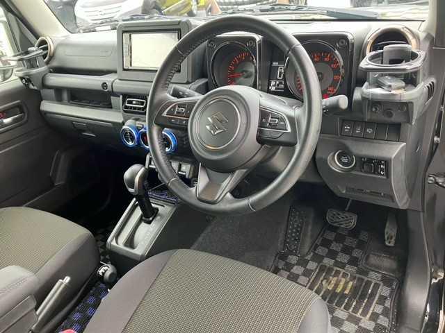 ジムニー ＸＣ　ワンオーナー／リフトアップ／ターボ／４ＷＤ／ロッソモデロマフラー／オープンカントリーホワイトレタータイヤ／ホーネスト給油口／背面タイヤ／ディスプレイオーディオ／ＤＶＤ・ＣＤ再生／ＢＴオーディオ／ＥＴＣ（7枚目）