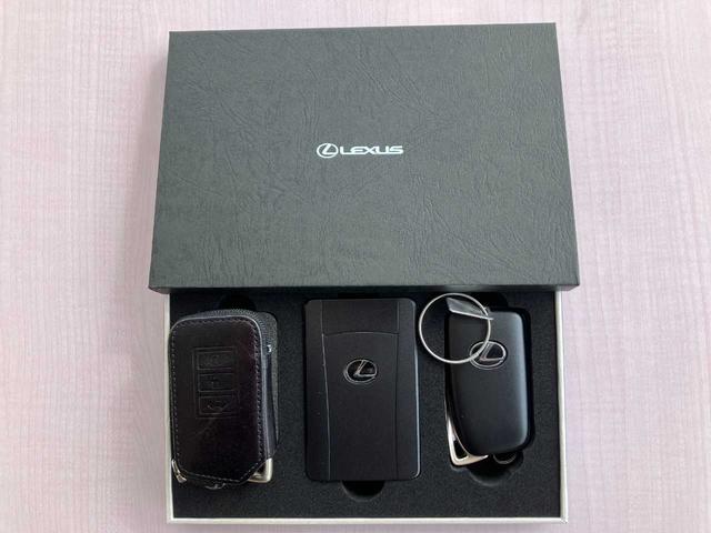 【内容物説明】保証書・取扱説明書・ナビ取扱説明書・スマートキー２個ございます♪