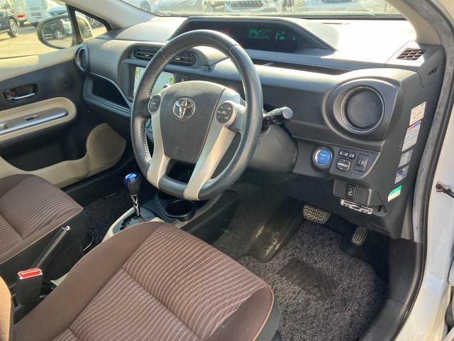 アクア Ｇ　徳島ユーザー買取車／純正メモリーナビ／ワンセグＴＶ／ＣＤ再生／バックカメラ／スマートキー／純正フロアマット／ドアバイザー／電格ウインカーミラー／保証書／取扱説明書／ナビ取扱説明書（7枚目）