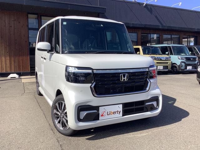 N-BOXカスタム ベースグレード バックカメラ 両側スライド・片側電動 クリアランスソナー レーンアシスト オートライト スマートキー アイドリングストップ 電動格納ミラー シートヒーター CVT ESC チップアップシート(3枚目)