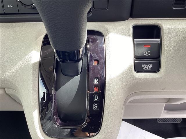 必ず使用するシフトレバー。確りと確認したいですね。