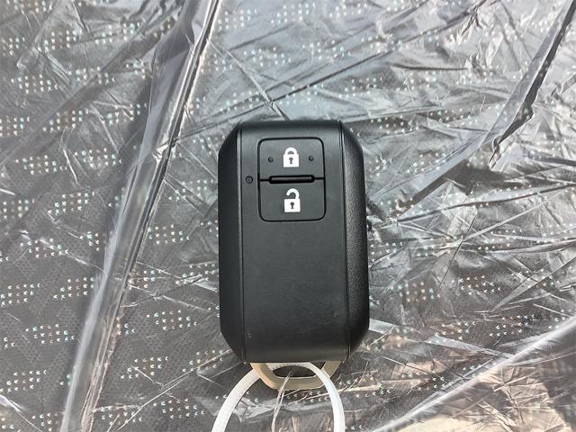 付いてて便利！とても人気の高い装備のスマートキーシステム。キーを携帯しているだけで、ドアロックの開閉並びにエンジンの始動が可能な装備です。プッシュスタートですのでエンジンの始動もボタンを押すだけです