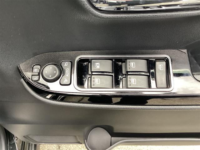 パワーウィンドウのスイッチですよ。運転席に居ながら窓を開け閉めのコントロールできますよ。