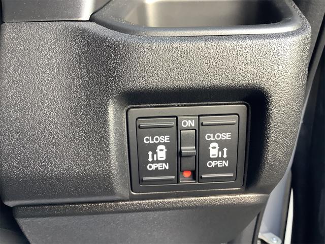 指先ひとつでドアオープン。【ワンアクション両側パワースライドドア】両手がふさがっていても、スイッチひとつでスライドドアが自動解錠＆自動オープンします。