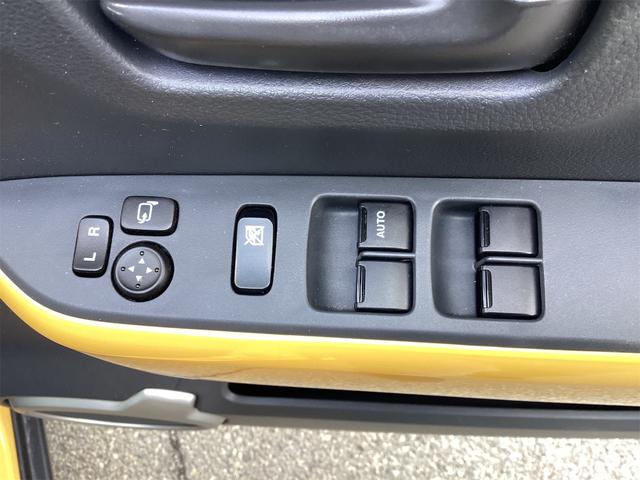 パワーウィンドウのスイッチですよ。運転席に居ながら窓を開け閉めのコントロールできますよ。