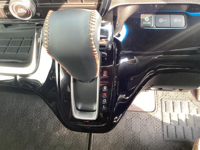 必ず使用するシフトレバー。確りと確認したいですね。