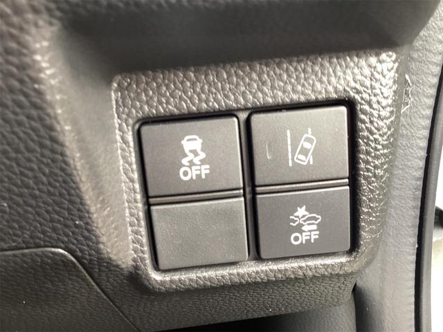 【レーンアシスト】走行中にカメラで車線を認識し、車線を逸脱しそうなときに警報を発したり、さらに進んでステアリング補正を行ったりする機能。