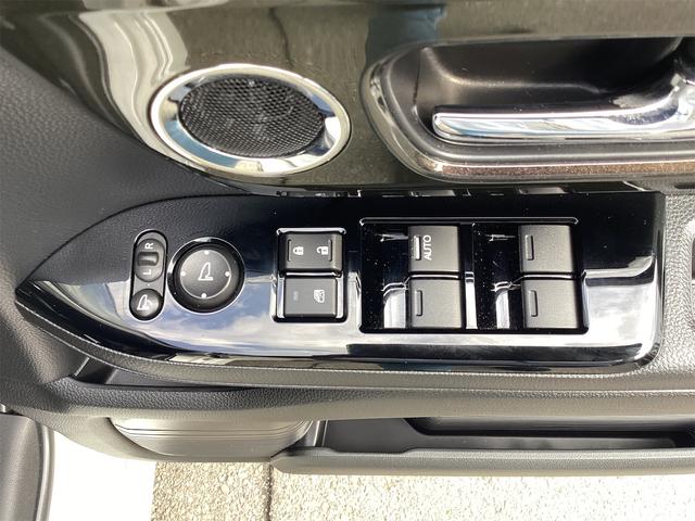 パワーウィンドウのスイッチですよ。運転席に居ながら窓を開け閉めのコントロールできますよ。