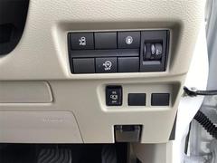 パワースライドドア装備でドアの開閉もスイッチ一つでとても簡単です。スライドドアは坂道では大人でも重くなる事があるので老若男女問わず人気の装備ですよ。 3
