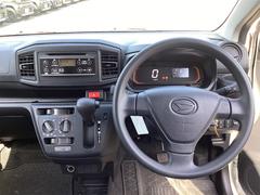 毎回座るフロントシート。運転席は必ず使用する部分ですので、座り心地が重要です！ 2