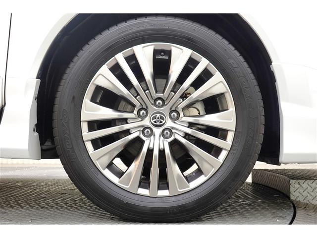 ラグジュアリーな純正アルミホイールでどこまでも出かけたくなりますね！